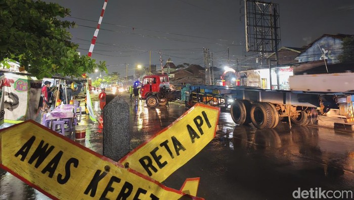 Tragedi Menyedihkan: Detik-detik KA Harina Tabrakan Keras dengan Truk Trailer di Semarang
