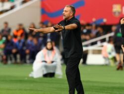 **Demi sang Cucu, Flick Janji Bakal Jaga Sikap di Lapangan Barcelona vs Girona**