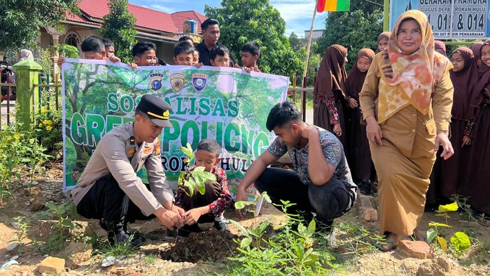 Gerakan Green Policing Polres Rohul Tanam Pohon di 27 Sekolah - Update 1