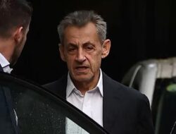 “Mantan Presiden Prancis Dihukum, Dijaga 2 Pengawal di Penjara”