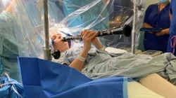 **Pasien Bedah Otak Jalani Operasi dalam Keadaan Sadar Sambil Main Klarinet, Manfaatnya bagi Parkinson**