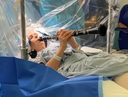 **Pasien Bedah Otak Jalani Operasi dalam Keadaan Sadar Sambil Main Klarinet, Manfaatnya bagi Parkinson**