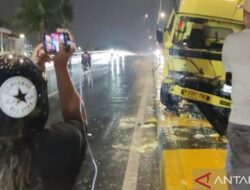 Truk Tabrak Pikap di Flyover Buaran, Sopir Truk Terseret Kabin saat Hujan