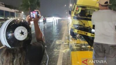 Truk Tabrak Pikap di Flyover Buaran, Sopir Truk Terseret Kabin saat Hujan