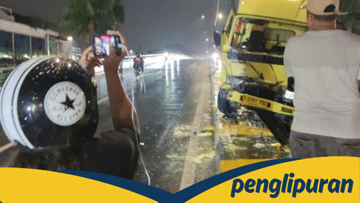 Truk Tabrak Pikap di Flyover Buaran, Sopir Truk Terseret Kabin saat Hujan