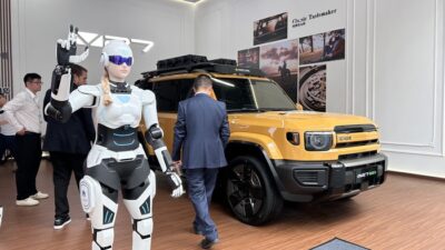[Robot AiMOGA: Robot Canggih yang Menawan Hati dari Pangeran sampai Sales Mobil]