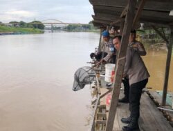 Kapal Polsek Bersihkan Sampah Sungai Siak dengan Inovasi Baru!