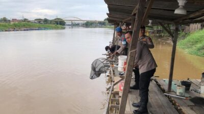 Kapal Polsek Bersihkan Sampah Sungai Siak dengan Inovasi Baru!