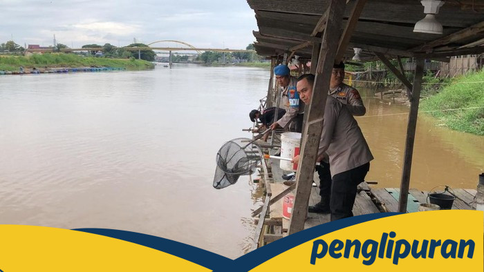 Kapal Polsek Bersihkan Sampah Sungai Siak dengan Inovasi Baru!