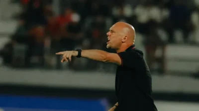 “Pelatih Bali United: Atmosfer Sepakbola Indonesia Mempertontonkan Kebanggaan Nasional”