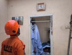 “Angin Kencang Nyebut, 2 Atap Rumah Warga di Pondok Kopi Jaktim Ambruk!”