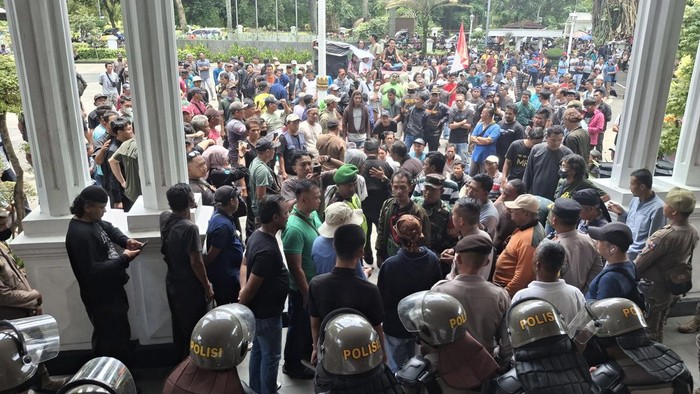 Demo Sopir Angkot di Bogor Bikin Penumpang Terkatung-katung - Update 1