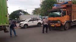 “Truk Mogok di Lampu Merah, Lalin Kelapa Gading Tersendat! Apa yang Sebenarnya Terjadi?”