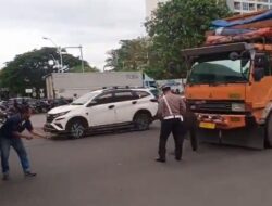 “Truk Mogok di Lampu Merah, Lalin Kelapa Gading Tersendat! Apa yang Sebenarnya Terjadi?”