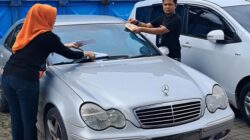 **Samsat Serang Tempel Stiker ke Mercy Telat Bayar Pajak: Operasi Penunggak Pajak Mobil Ditargetkan**
