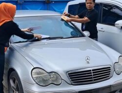 **Samsat Serang Tempel Stiker ke Mercy Telat Bayar Pajak: Operasi Penunggak Pajak Mobil Ditargetkan**