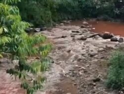 Warga Bogor Terkejut, Air Sungai Cipakancilan Tiba-Tiba Berubah Merah!