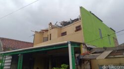 “Penampakan Rumah Rusak Diterjang Puting Beliung di Bojonggede Bogor: Bencana yang Mengguncang Desa”