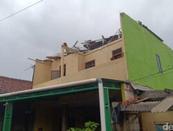 “Penampakan Rumah Rusak Diterjang Puting Beliung di Bojonggede Bogor: Bencana yang Mengguncang Desa”
