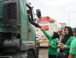 “Pemprov Jateng Selamatkan Pengemudi Truk dari Hambatan Banjir dengan Bantuan Makan”