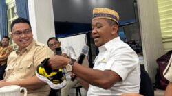 Pamer Sepatu ‘ESDM’ Rp 250 Ribu, Bahlil Tunjukkan Solidaritas Dengan UMKM!