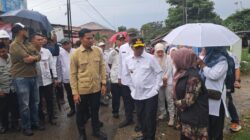 Warga Desa Pandeglang Curhat Jalan Rusak 30 Tahun, Gubernur Banten Janji Perbaiki