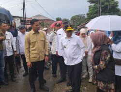Warga Desa Pandeglang Curhat Jalan Rusak 30 Tahun, Gubernur Banten Janji Perbaiki