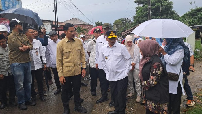 Warga Desa Pandeglang Curhat Jalan Rusak 30 Tahun, Gubernur Banten Janji Perbaiki