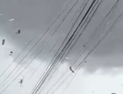 **Horor Puting Beliung Bikin Rumah Porak-poranda di Bogor, Warga Terkejut dengan Awan Gelap**