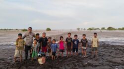 Jaga Pantai Gelombang Cinta, Bhabin Meranti Ajak Anak Suku Akit Tanam Mangrove – Update 1