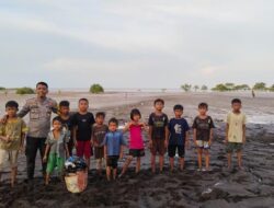 Jaga Pantai Gelombang Cinta, Bhabin Meranti Ajak Anak Suku Akit Tanam Mangrove – Update 1