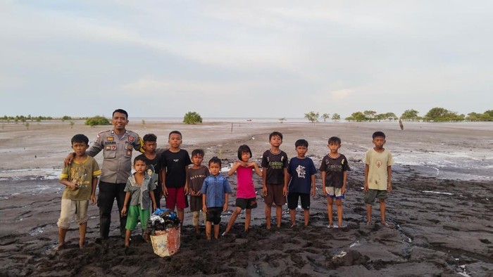 Jaga Pantai Gelombang Cinta, Bhabin Meranti Ajak Anak Suku Akit Tanam Mangrove - Update 1