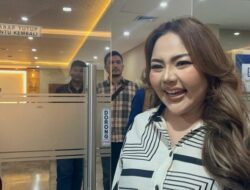 **”Senyum Lisa Mariana di Bareskrim: Tersangka dalam Kasus Pencemaran Nama Baik Ridwan Kamil”**