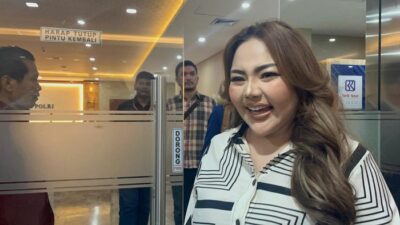 **”Senyum Lisa Mariana di Bareskrim: Tersangka dalam Kasus Pencemaran Nama Baik Ridwan Kamil”**