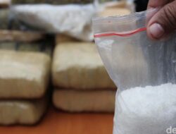 **BNN Sultra Gagalkan Pengiriman 2 Kg Sabu, 12 Paket Diamankan di Bandara Haluoleo**