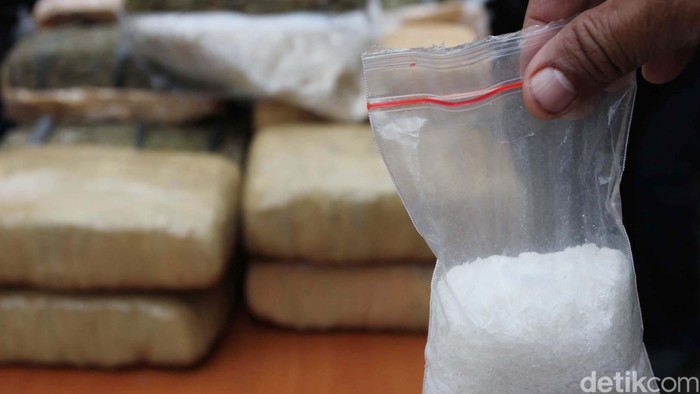 **BNN Sultra Gagalkan Pengiriman 2 Kg Sabu, 12 Paket Diamankan di Bandara Haluoleo**
