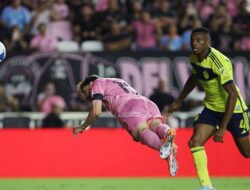 Messi ‘Terbang’ dengan Sepatu Emas, Menyapu Takhta Bola Dunia