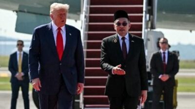 **Trump Tiba di Malaysia untuk KTT ASEAN, Disambut Anwar Ibrahim di Bandara**