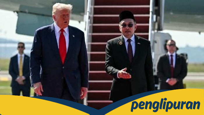 **Trump Tiba di Malaysia untuk KTT ASEAN, Disambut Anwar Ibrahim di Bandara**