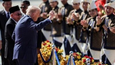 “Momen Trump Joget ‘Tipis-tipis’, Anwar Ibrahim Membuat dunia Terkejut di Malaysia”