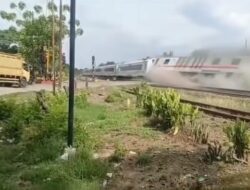 Evakuasi KA Purwojaya di Bekasi Selesai, Jalur Rel Aktif Kembali!