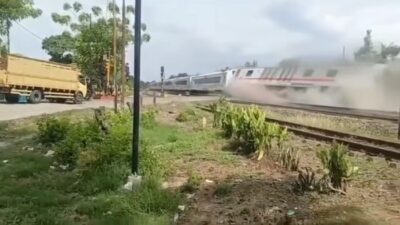 Evakuasi KA Purwojaya di Bekasi Selesai, Jalur Rel Aktif Kembali!