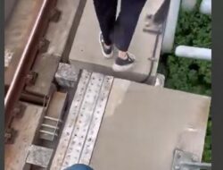 Mengguncang Jiwa! Cerita Penumpang Gemetar Jalan Kaki di Lintasan Gegara LRT Jabodebek Gangguan