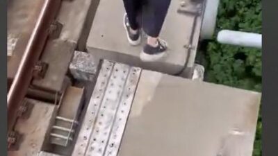Mengguncang Jiwa! Cerita Penumpang Gemetar Jalan Kaki di Lintasan Gegara LRT Jabodebek Gangguan