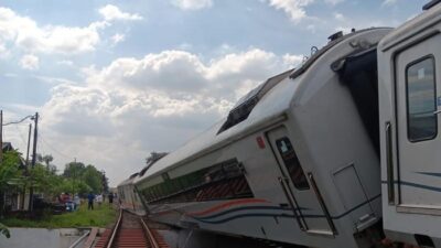 6 Fakta Mengejutkan KA Anjlok di Bekasi: Perjalanan dari Jakarta Terhambat!