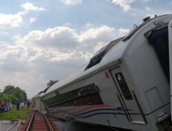 6 Fakta Mengejutkan KA Anjlok di Bekasi: Perjalanan dari Jakarta Terhambat!