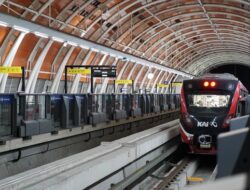 “Penumpang Dievakuasi Jalan Kaki di LRT Jabodebek: Operator Klaim Pilihan Terakhir”
