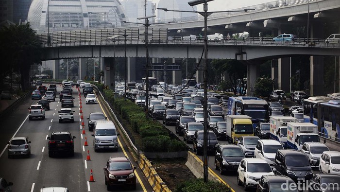 **Senin Pagi, Lalin Tol Arah Jakarta Membuat Wartawan Berdebar!**