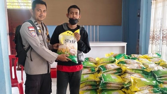 **Polisi di Riau Gelar Gerakan Pangan, Salurkan 98 Ton Beras Murah untuk Masyarakat**