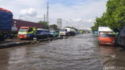Jalur Pantura Semarang Kembali Terendam Banjir, Truk dan Motor Mogok di Tengah Jalan